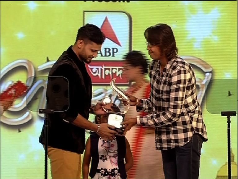 Jhulan Goswami presenting Mashrafe Mortaza with the Shera Bangali award