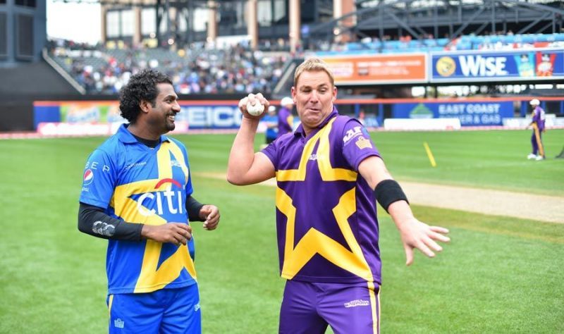 Muralitharan (L) and Shane Warne (R) enjoy a moment during the Masters League