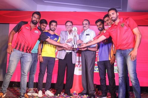 KPL Team Captains with Mr Sudhir Hasija (Owner of Karbonn Smartphones) and BS Chandrasekhar