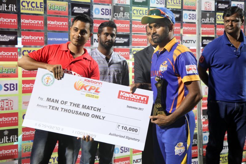 Man of the Match Vinay Kumar receives his trophy