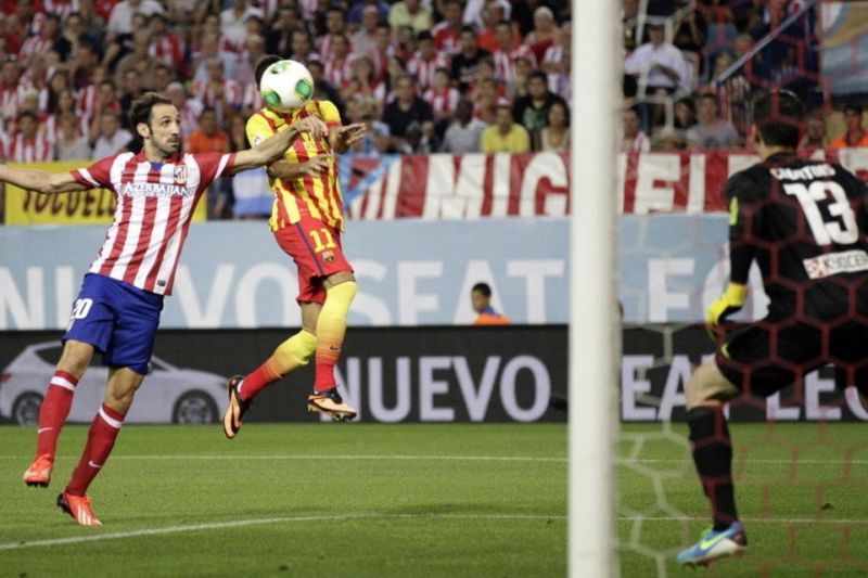 Neymar scores against Atl&Atilde;&copy;tico Madrid in the Spanish Supercup final in 2013