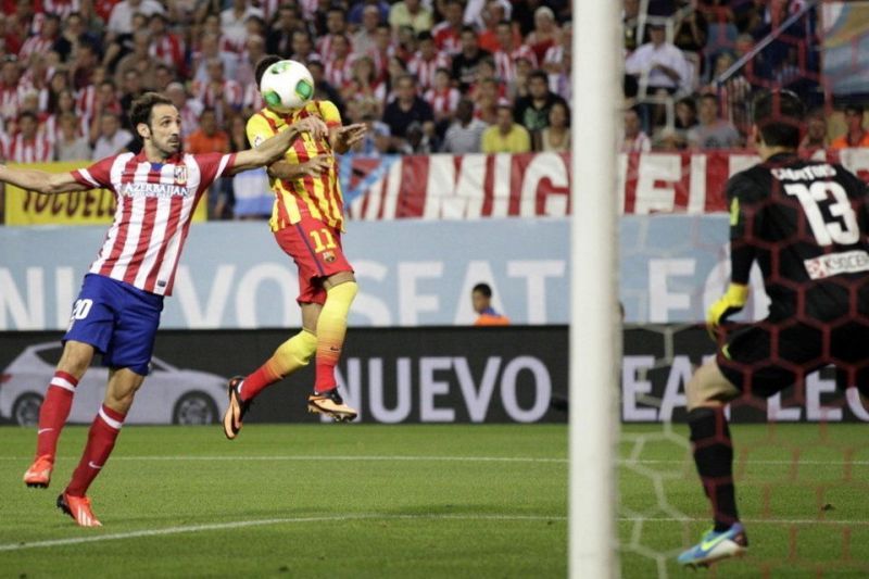 Neymar scores against AtlÃ©tico Madrid in the Spanish Supercup final in 2013