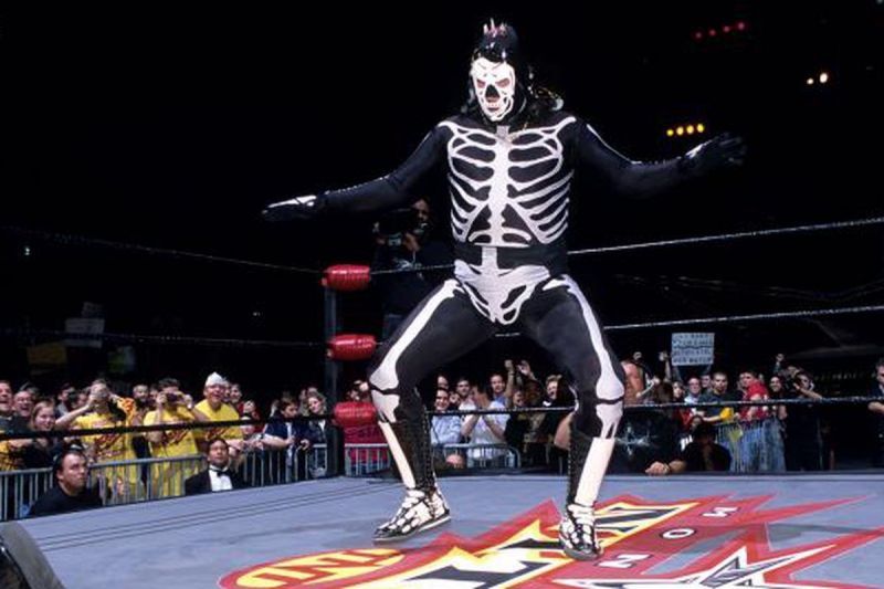 La Parka dances on Monday Nitro