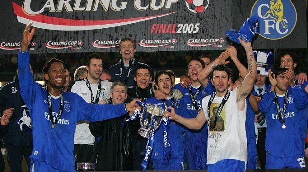 Chelsea players posing with the trophy