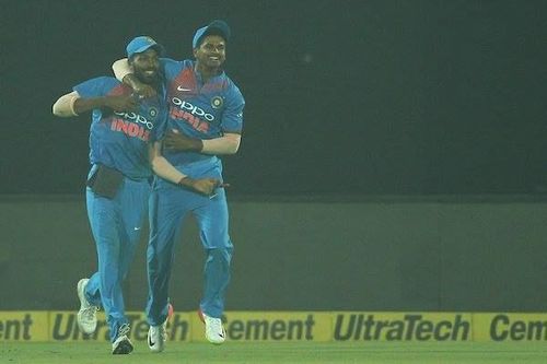 Shreyas Iyer celebrate with Hardik Pandya after the latter's stunning catch