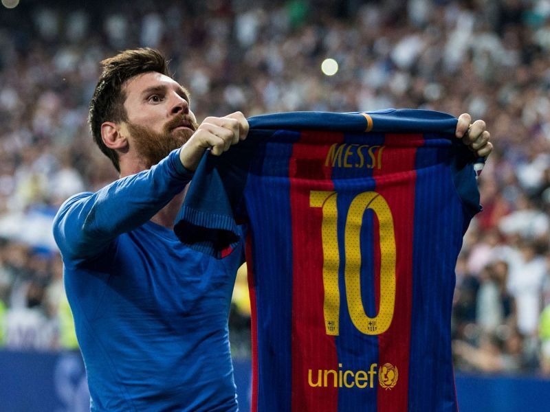 Messi holding his jersey aloft for the world to acknowledge his legacy as the best player in history. Image courtesy SI.com