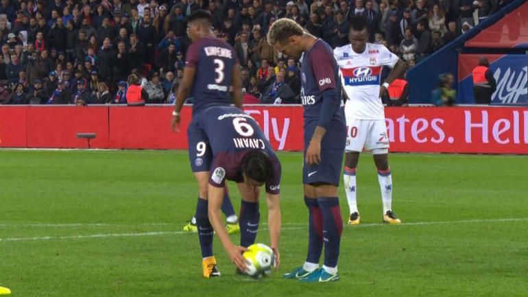 Neymar discussing spot-kick duties with Cavani. Image courtesy CBS Sports