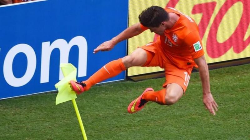 Huntelaar&#039;s last-minute penalty took Netherlands to the quarter-finals of the 2014 World Cup