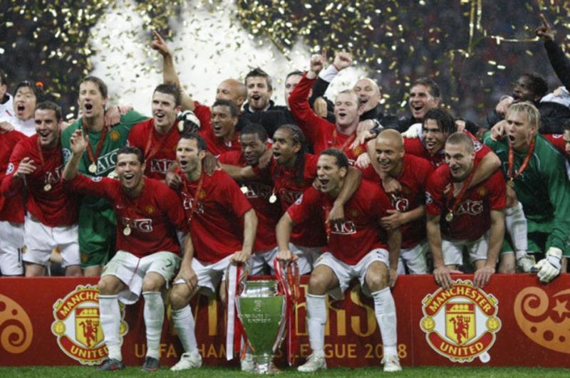 Manchester United players reveling in moment after winning the 2008 Champions League. Image courtesy Daily Star