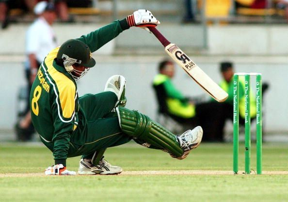 Pakistan&#039;s Inzimam ul Haq takes a tumble against N