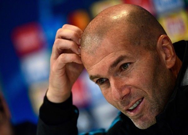 Real Madrid&#039;s French coach Zinedine Zidane gives a press conference following a training session at Valdebebas Sport City in Madrid on December 5, 2017 on the eve of their Champions&#039; League match against Borussia Dortmund. / AFP PHOTO / PIERRE-PHILIPPE MARCOU (Dec. 4, 2017 - Source: AFP) 