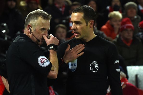 Referee Linesman discussion VAR Premier League