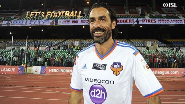 Robert Pires standing in front of Arsenal Supporters Chennai Club's banner for their Arsenal legend (Image credits: ISL)