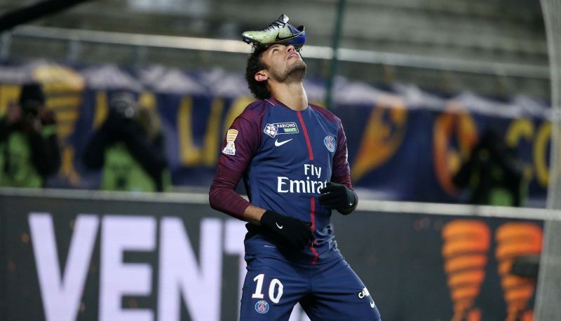Neymar Jr balancing the boot on his head