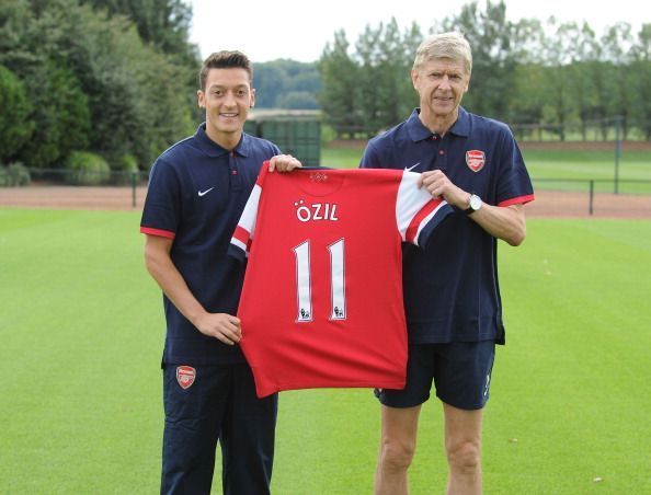 Arsenal sign Mesut Ozil