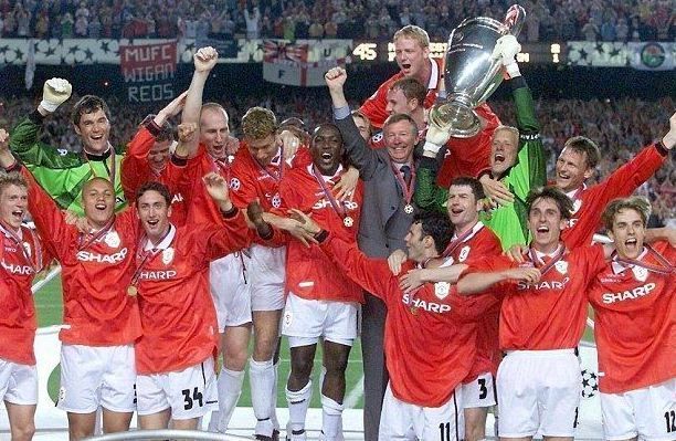 Manchester United players with the 1999/00 Premier League title