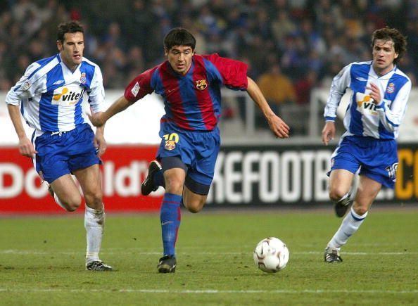 Riquelme of Barcelona runs between Alberto Lopo (L) and Roger