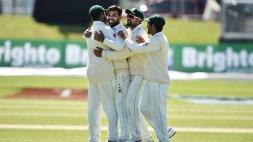 Pakistan celebrate a Shadab Khan wicket