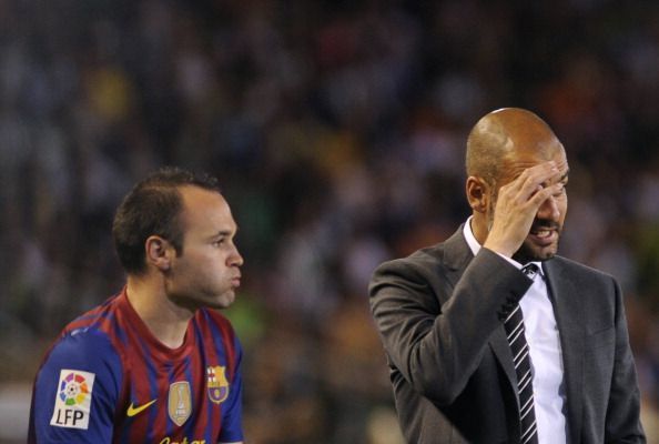 Barcelona&#039;s coach Josep Guardiola (R) re