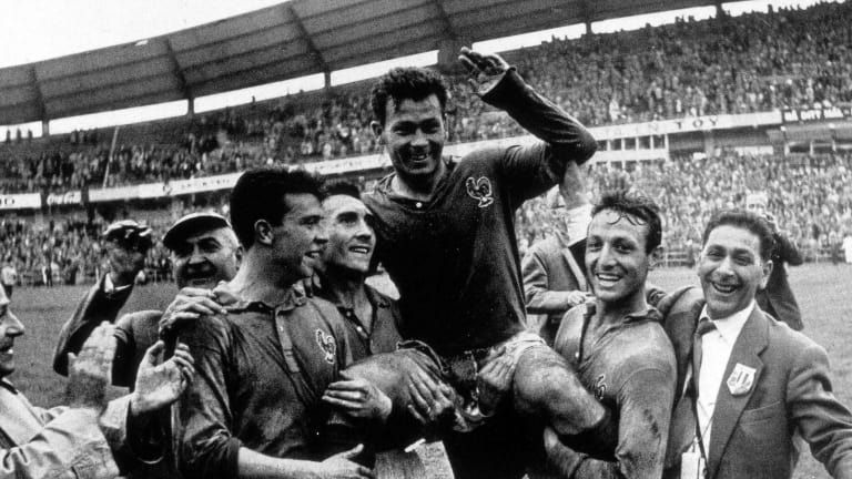 France&#039;s Just Fontaine is carried by his teammates