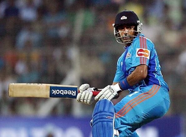 Robin Uthappa tries to scoop one