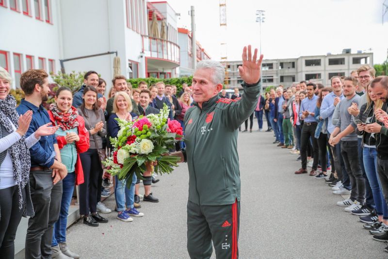 Bayern staff line up to give Jupp Heynckes a farewell at Sabener Strasse