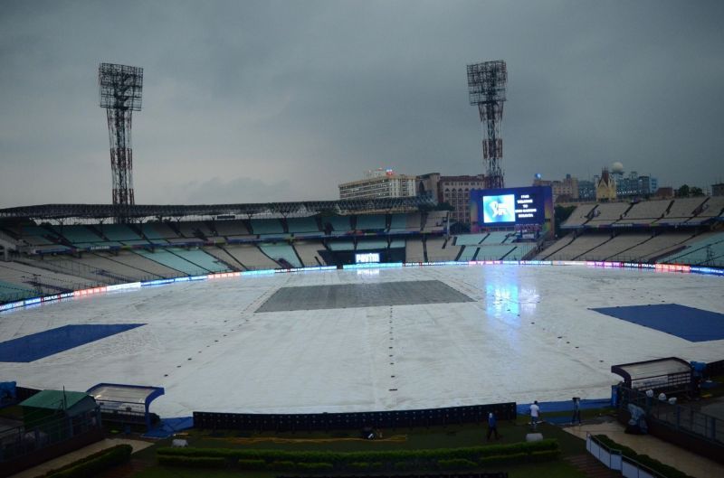 MET department has forecasted thunderstorms at 10 PM in Kolkata and there are 51% chances of rain in the afternoon as well