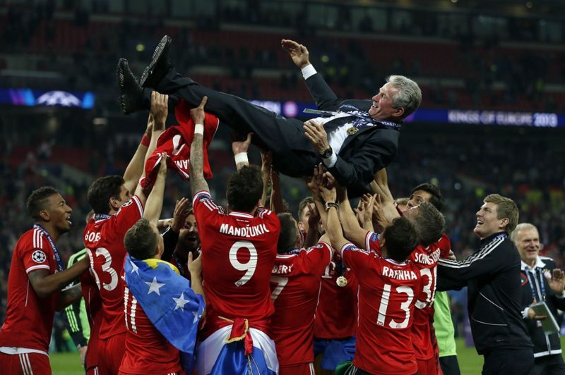 Bayern players celebrate with Jupp Heynckes after their UEFA Champions League triumph in 2013