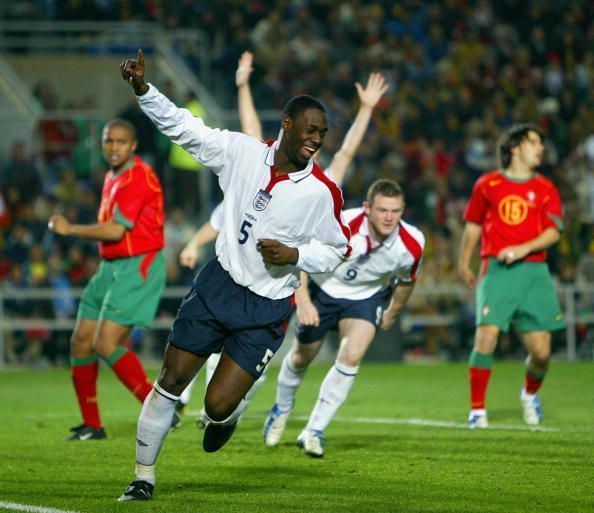 England&#039;s Ledley King (C) celebrates sco