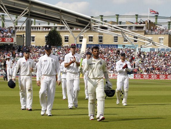 India&#039;s Rahul Dravid (front) acknowledge