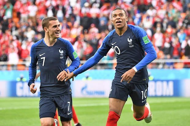 Mbappe (R) has the pace to trouble Argentina
