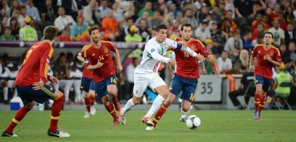 Portuguese forward Cristiano Ronaldo (C)