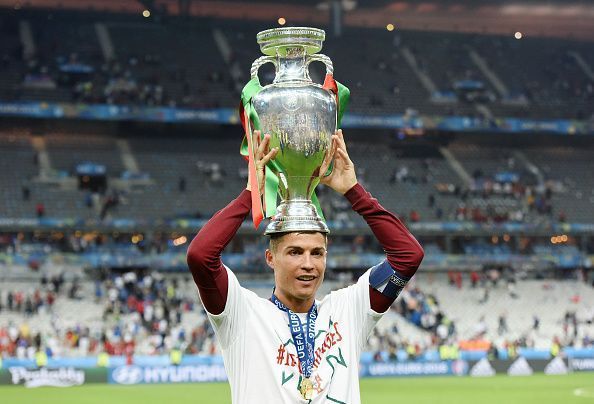 Fussball Europameisterschaft 2016 Finale: JUBEL Cristiano Ronaldo (Portugal) mit Pokal