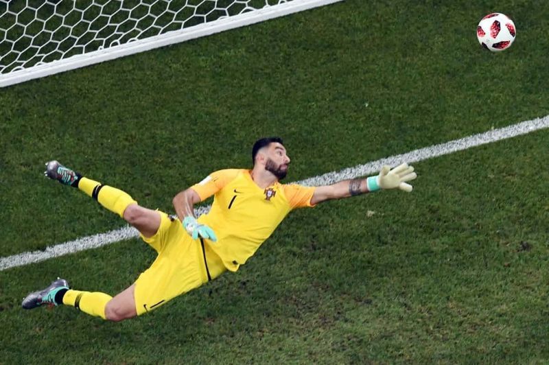 Patricio was left red faced by Cavani&#039;s second goal