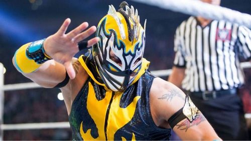 Cedric Alexander accidentally ripped off Kalisto's mask in Anaheim 