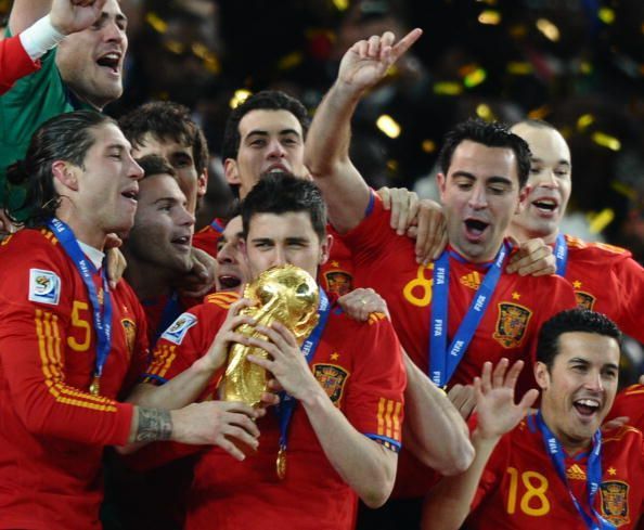 Spain&#039;s striker David Villa (2ndL) kisse