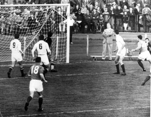 1958 World Cup Finals. Vasteras, Sweden. 11th June, 1958. Yugoslavia 3 v France 2 Yugoslavian goalkeeper Beara can only watch as France&#039;s Just Fontaine scores his side&#039;s first goal.