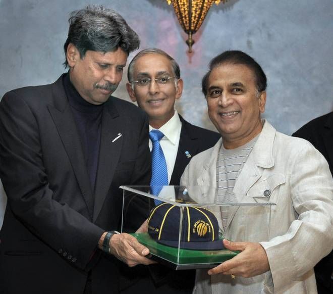 Sunil Gavaskar receiving the award 