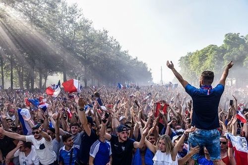 TOPSHOT-FBL-WC-2018-FRA-CRO-FANS