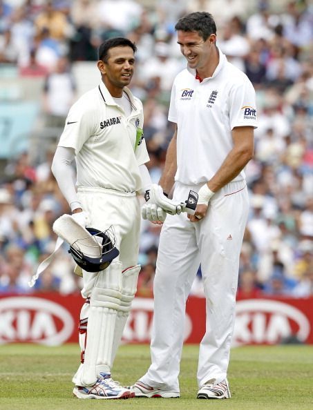 India's Rahul Dravid (C) talks with Engl