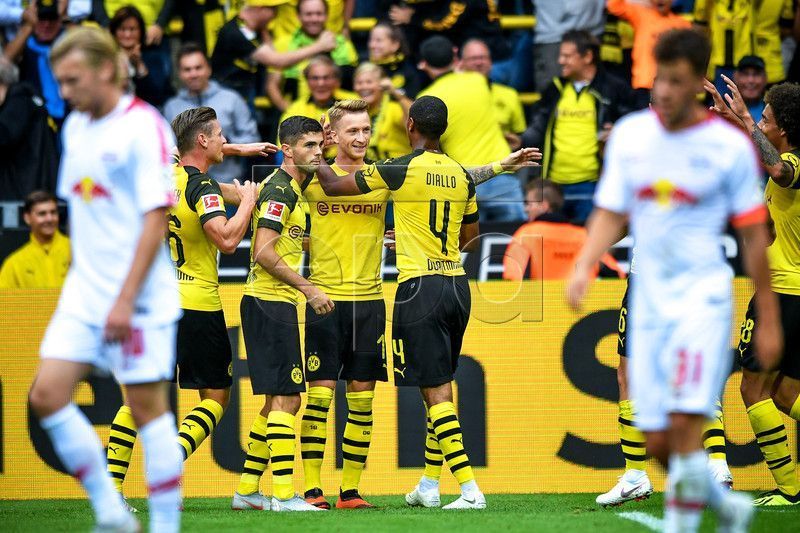 epa06974988 Dortmund's Marco Reus (C) and his teammates celebrate their 2-1 lead during the German Bundesliga soccer match between Borussia Dortmund and RB Leipzig in Dortmund, Germany, 26 August 2018.  EPA-EFE/SASCHA STEINBACH CONDITIONS - ATTENTION:  The DFL regulations prohibit any use of photographs as image sequences and/or quasi-video.