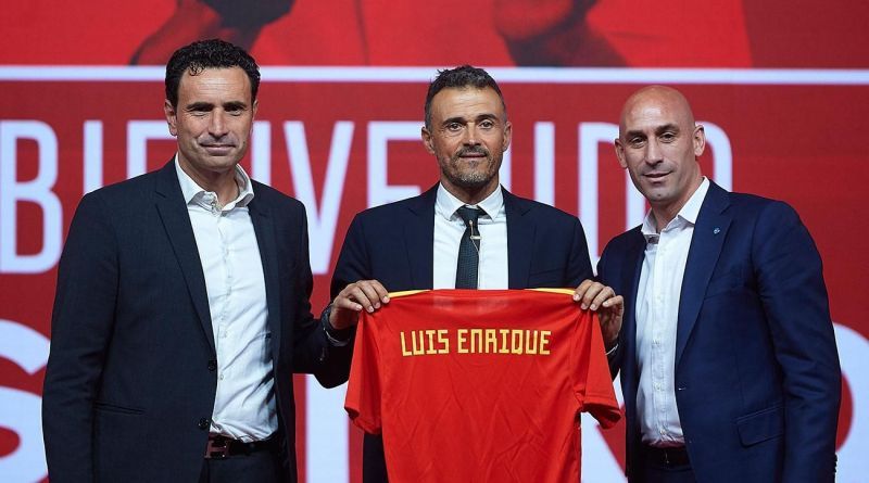 Luis Enrique (middle) will be following La Liga with eagle eyes