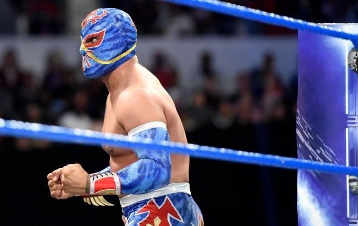 WWE Superstar Sin Cara is presently dealing with a knee injury