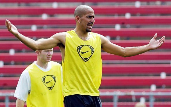 Juan Sebastian Veron of Man Utd looks on