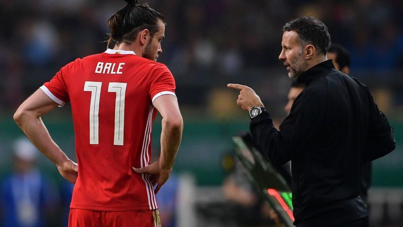 Giggs (R) in conversation with Gareth Bale (L)