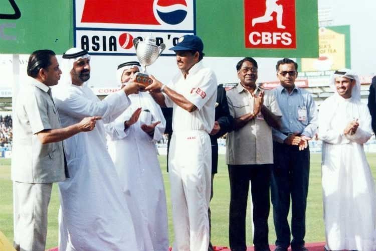Mohammed Azharuddin lifting the 1995 Asia Cup