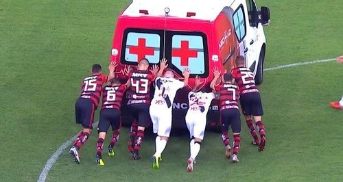 Vasco Flamengo players push ambulance