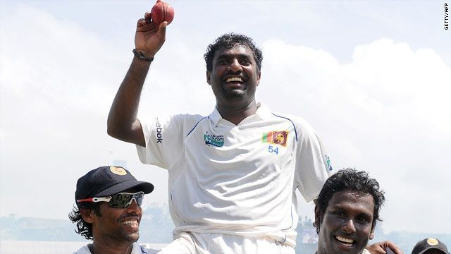 Muralitharan being carried on the shoulders by the Sri Lankan team