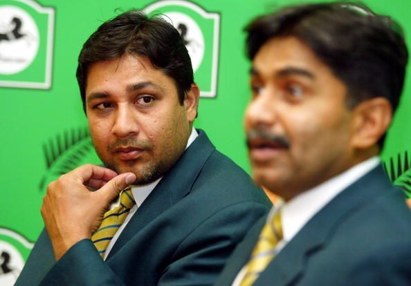 Pakistan coach Javed Miandad (R) and Pakistans cap