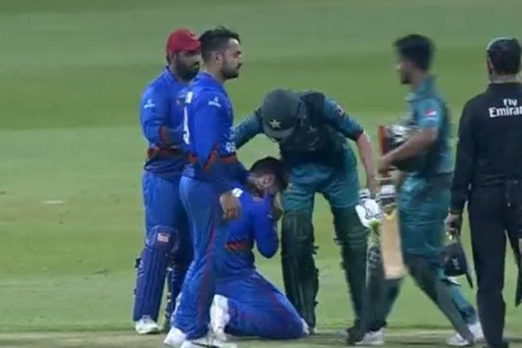 Pakistan vs Afghanistan, Super four: Shoaib Malik consoling Aftab Alam